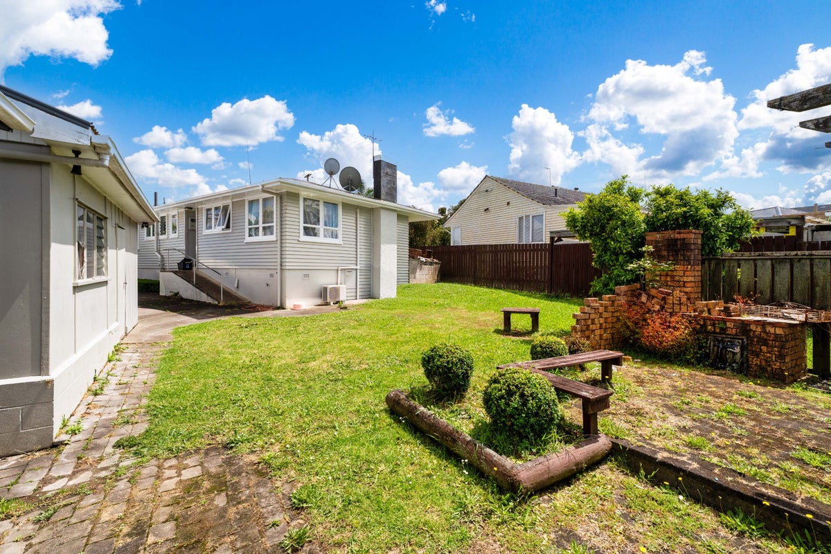 39 Coniston Avenue, Te Atatu South, Auckland - Carousel 2