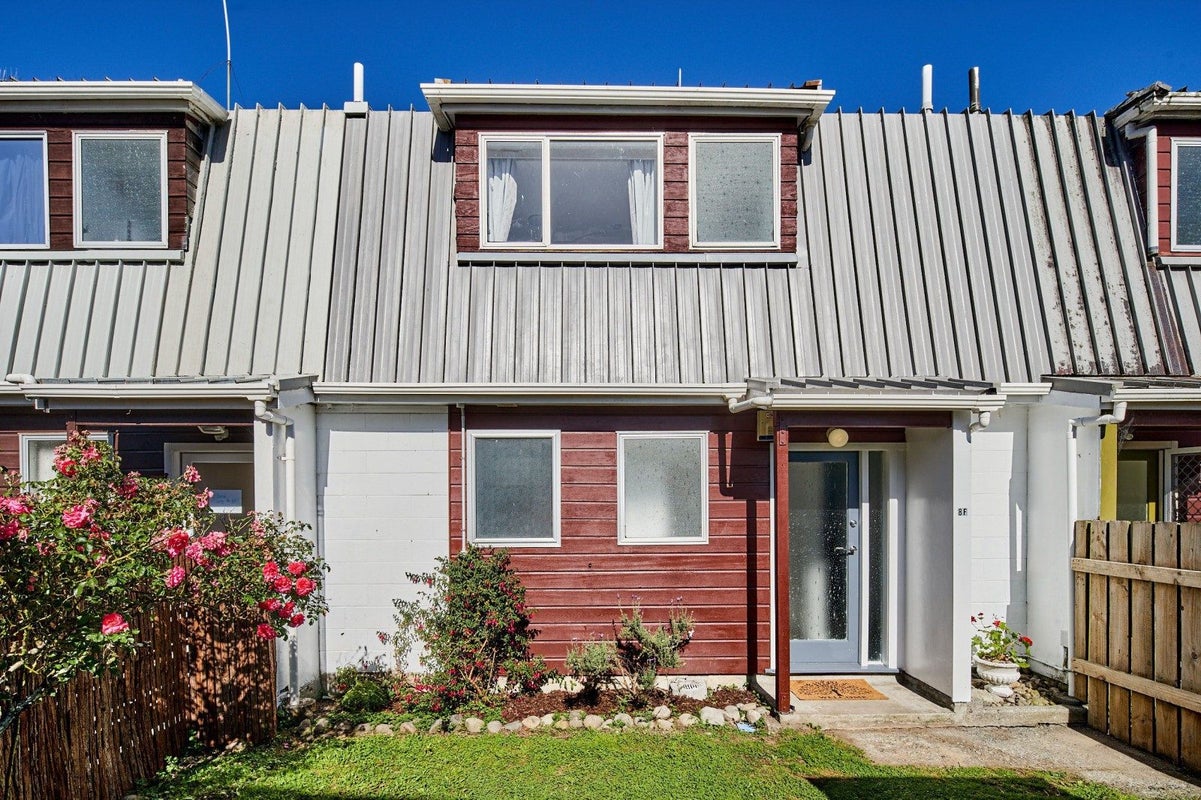 8F MONTGOMERY CRES, MAORIBANK, UPPER HUTT - Carousel 1