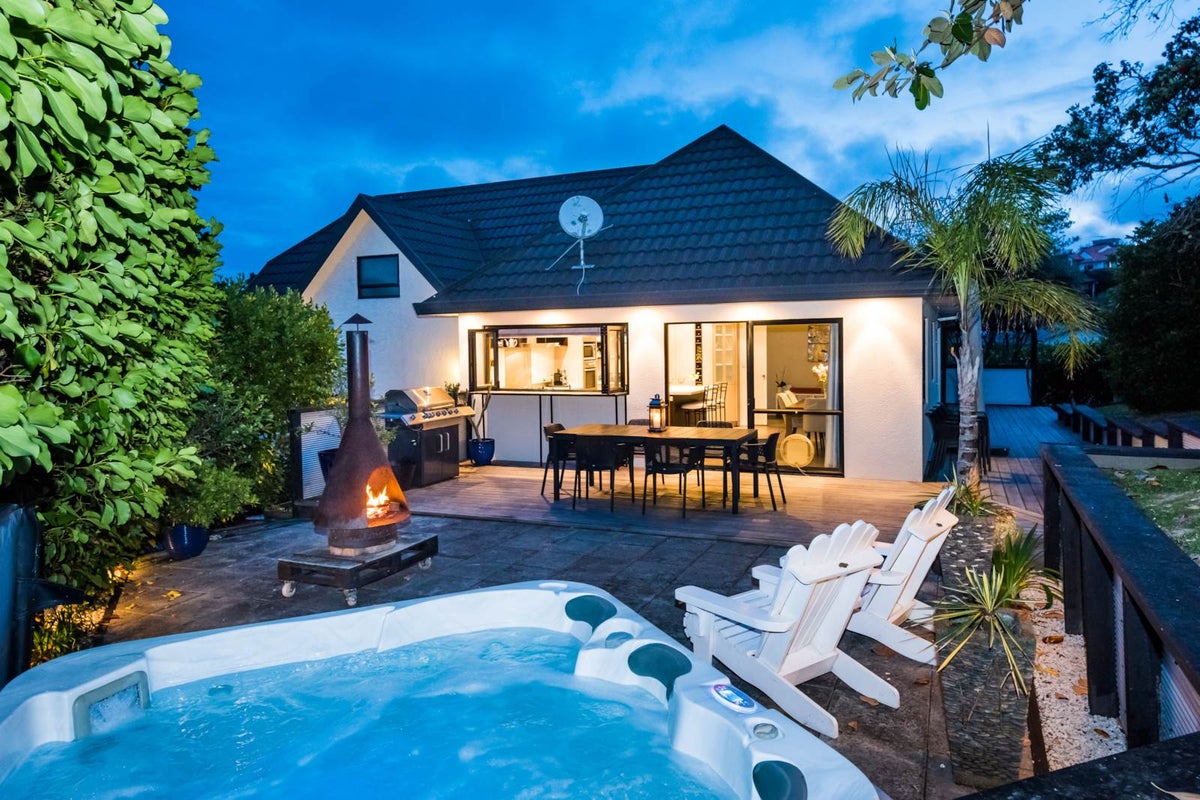 15 Crestview Place, Browns Bay, Auckland - Carousel 1