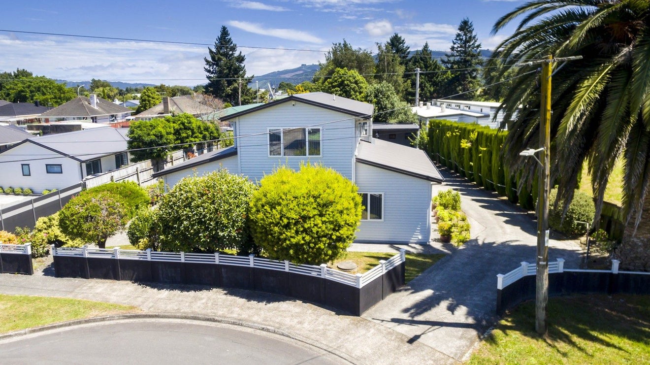 13 Poplar Grove, Ebdentown, Upper Hutt - Carousel 2