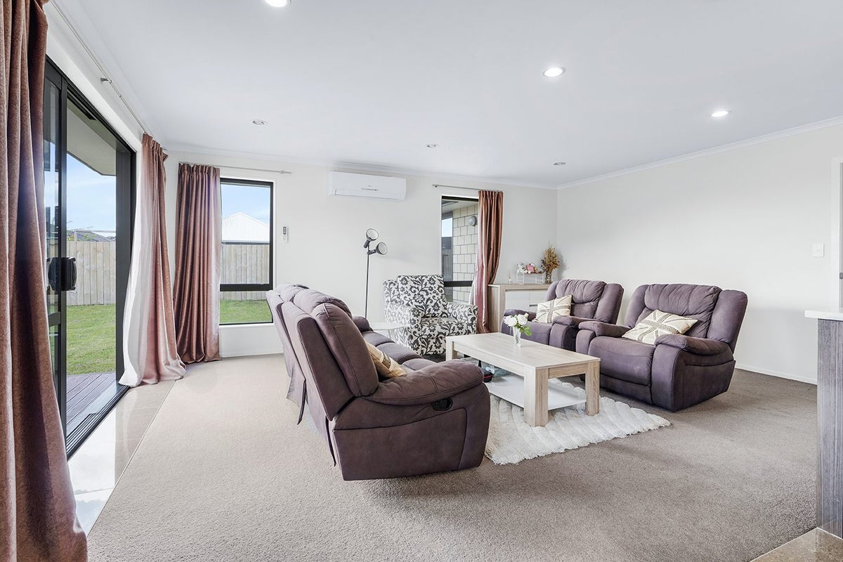 64 Sirius Crescent, Rototuna North, Hamilton - Carousel 2
