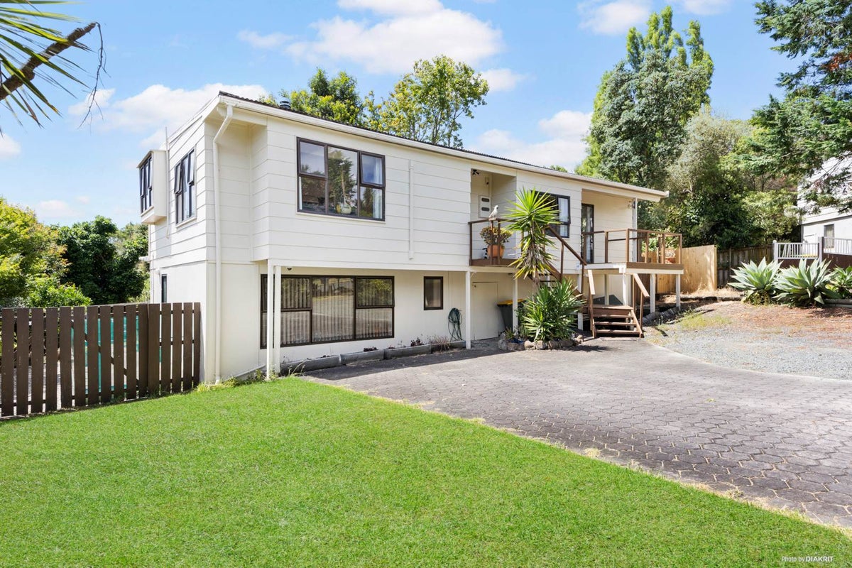 6 Eagleson Street, Northcross, Auckland - Carousel 1