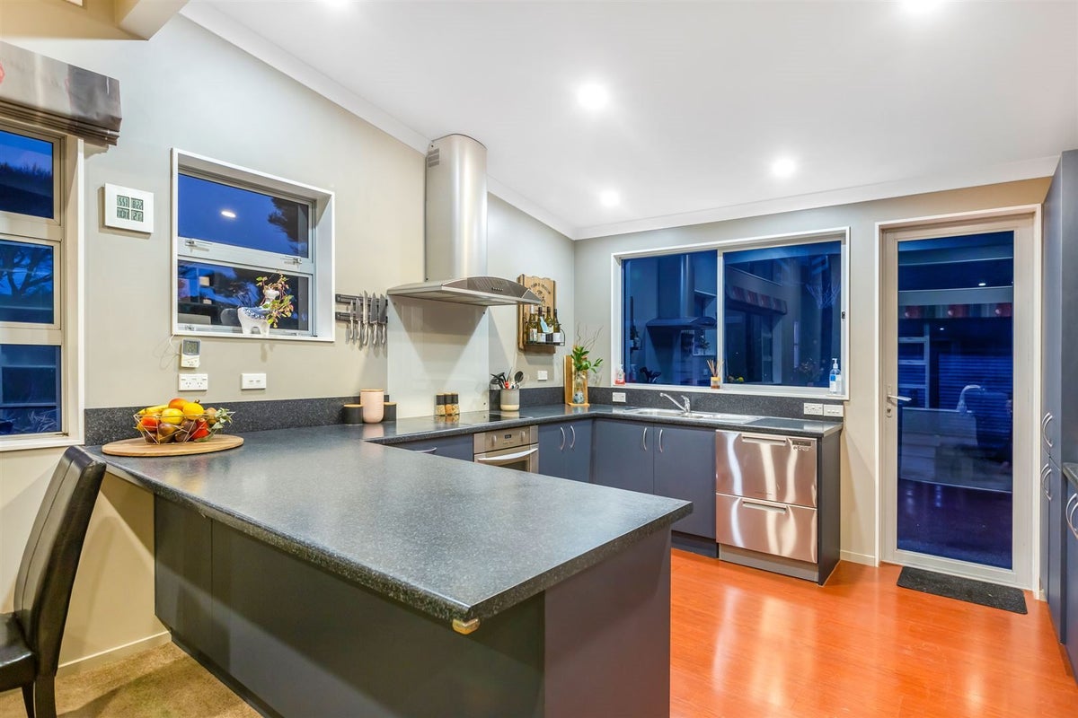 6 Young Nicks Lane, Whitby, Porirua - Carousel 2