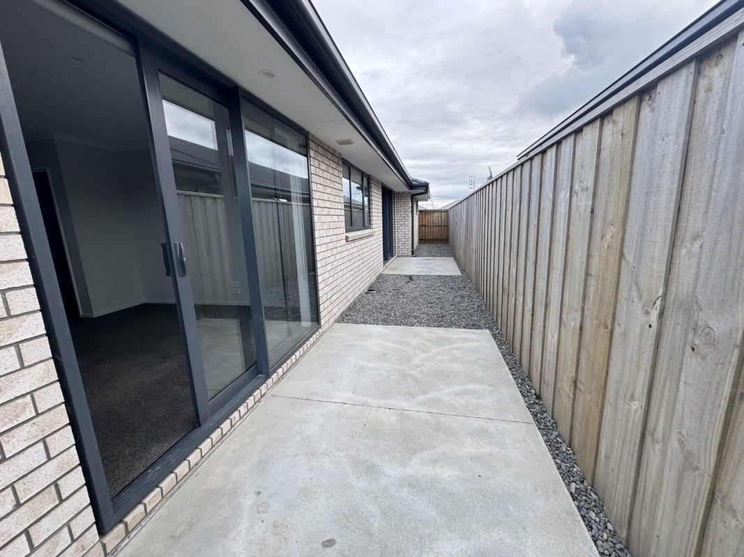 11 Nathaniel Archer Street, Woodend, Woodend - Carousel 13