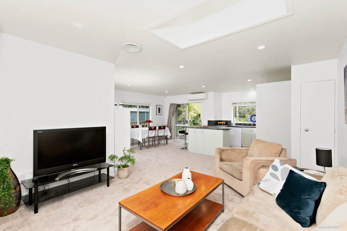 2/23 Jenanne Place, Totara Vale, Auckland - Carousel 2