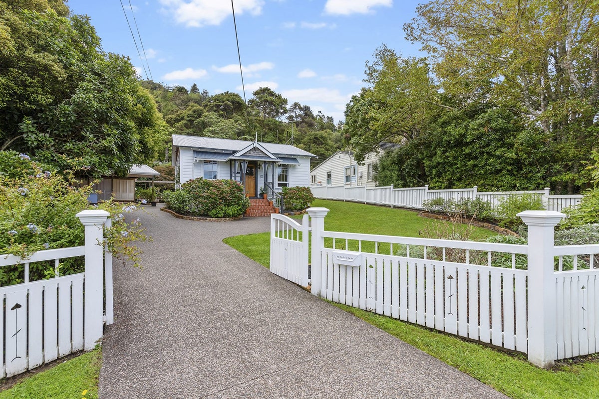 15 Huia Road, Titirangi, Auckland - Carousel 2