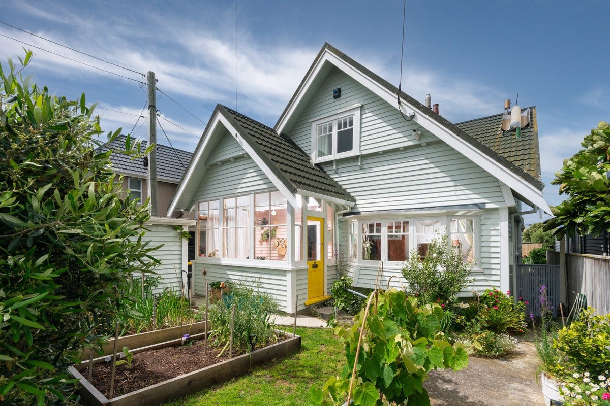 40 Apu Crescent, Lyall Bay, Wellington - Carousel 1