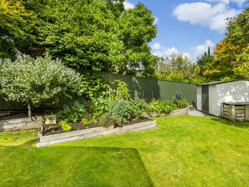 8 Harewood Grove, Pinehaven, Upper Hutt - Carousel 26