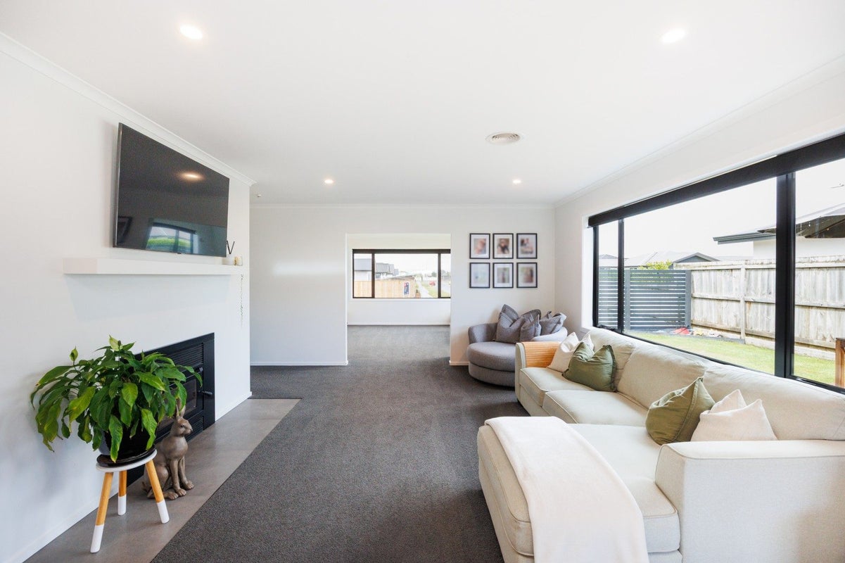 9 Kanzan Grove, Maewa, Feilding - Carousel 2