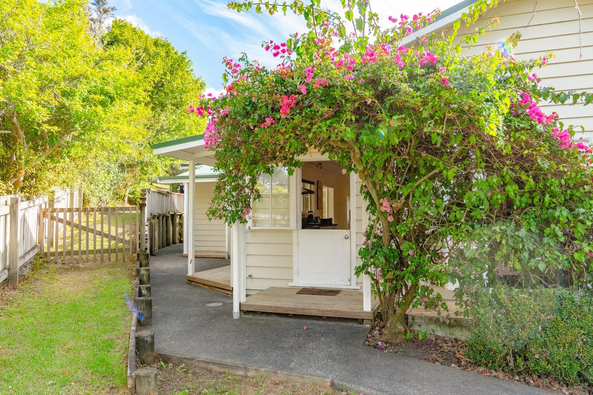 42 Mountain Road, Henderson Valley, Auckland - Carousel 2