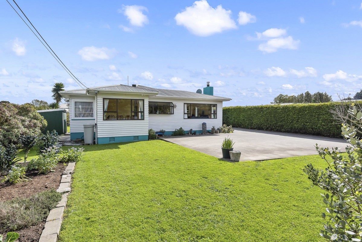 69 Main Highway, Otaki - Carousel 2
