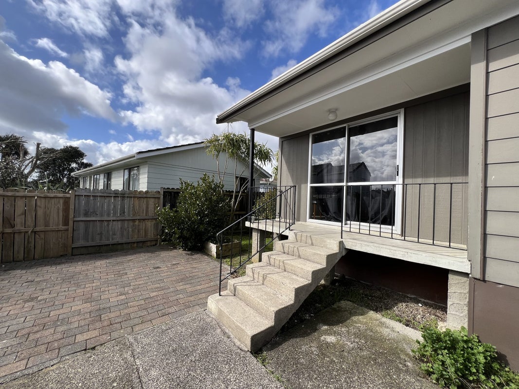 2/6 Edwin Freeman Place, Ranui, Auckland - Carousel 2