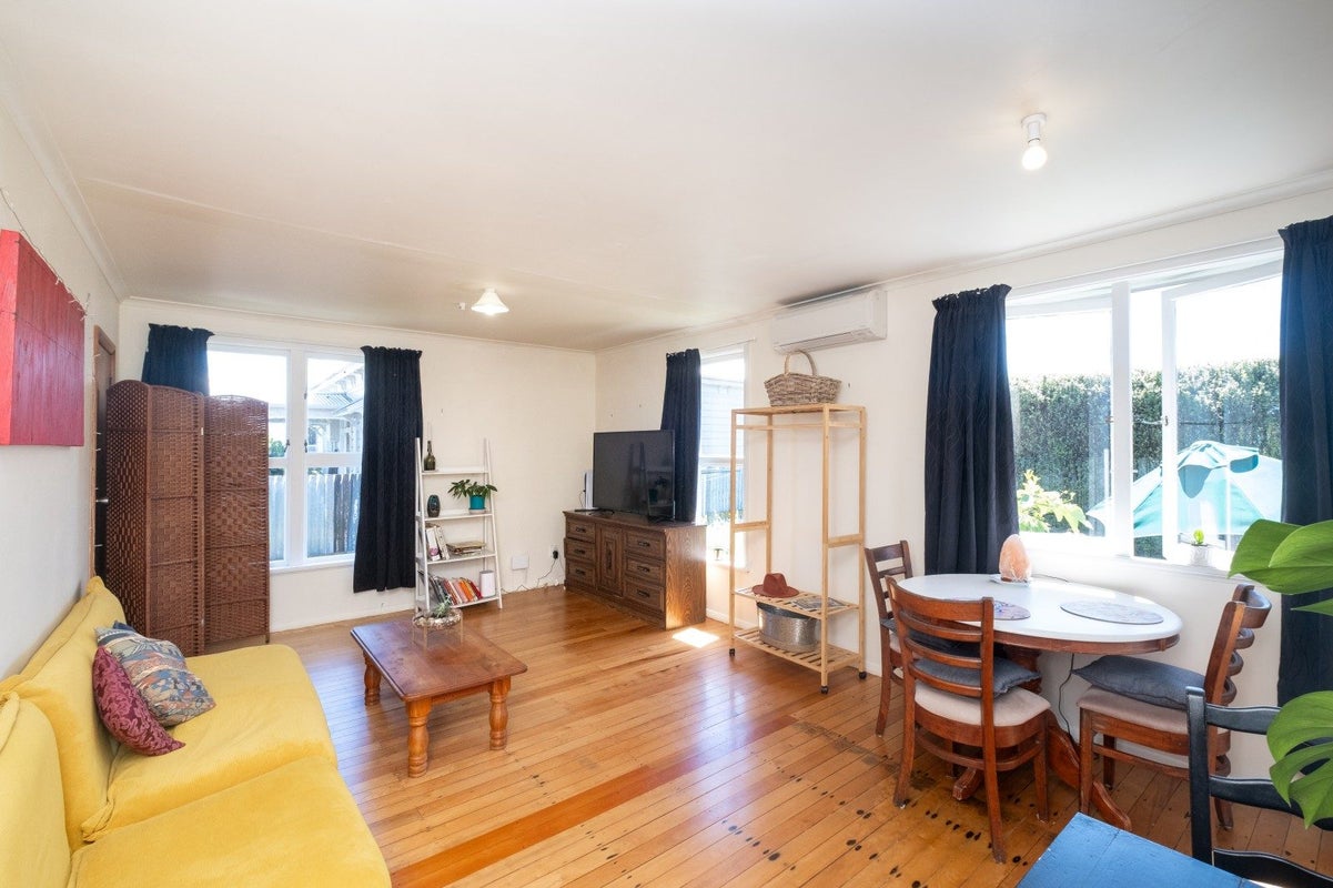 906A Victoria ST, Mayfair, Hastings - Carousel 2