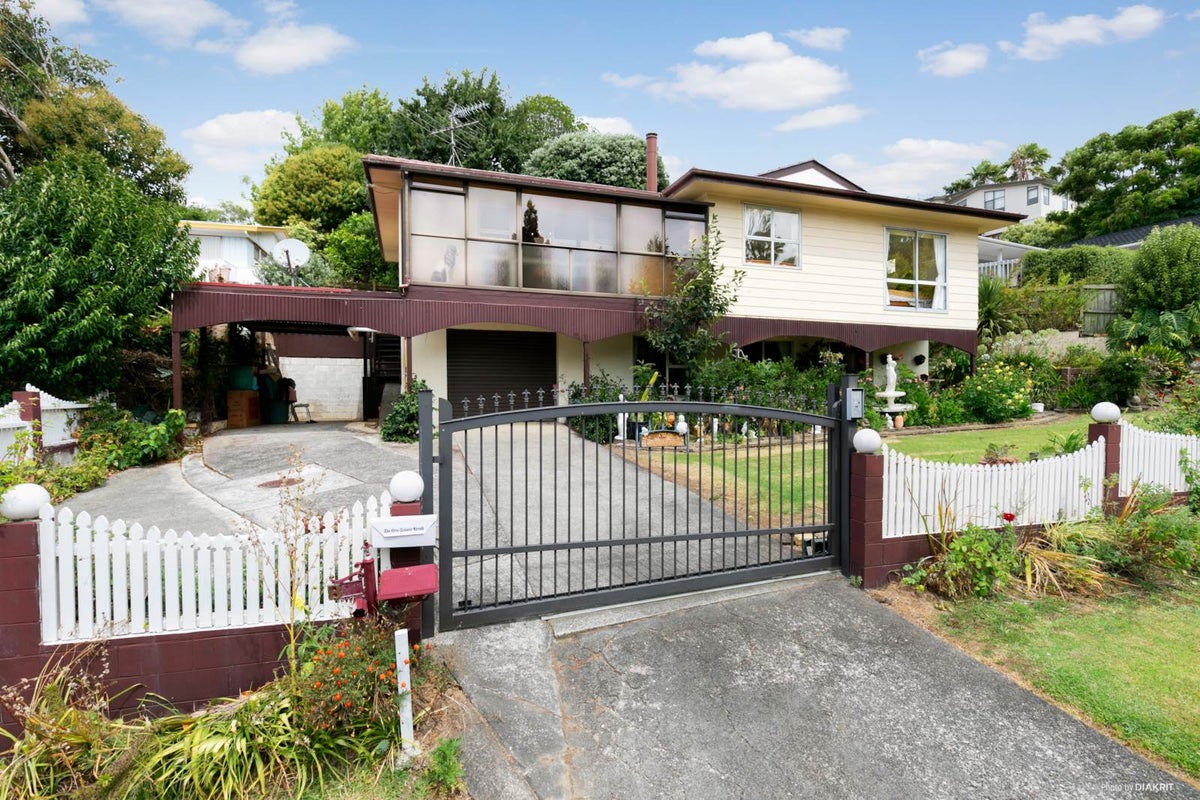 8 Stephen Lysnar Place, Hillsborough, Auckland - Carousel 1