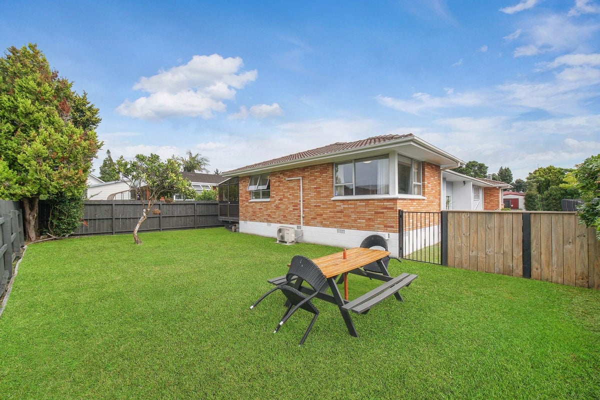 2/15 Poinsettia Place, Henderson, Auckland - Carousel 11