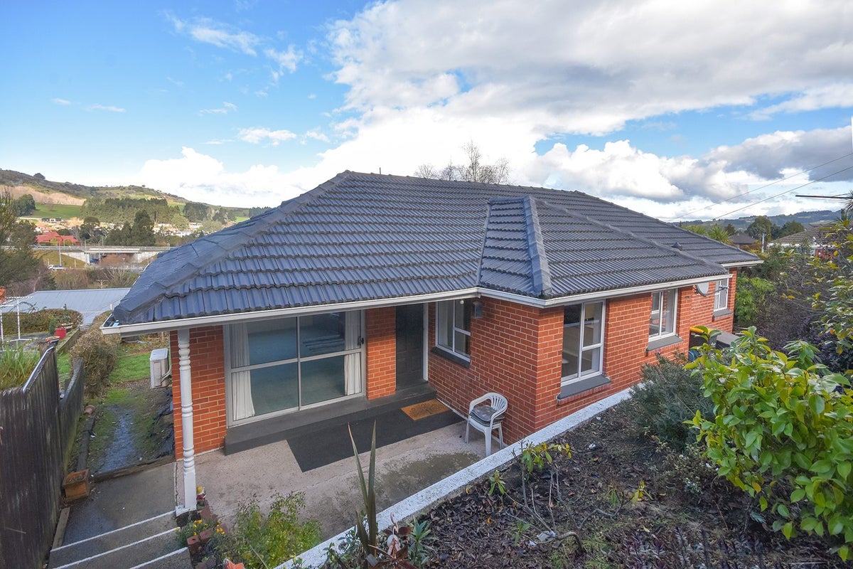 27 Waldron Crescent, Green Island, Dunedin - Carousel 1