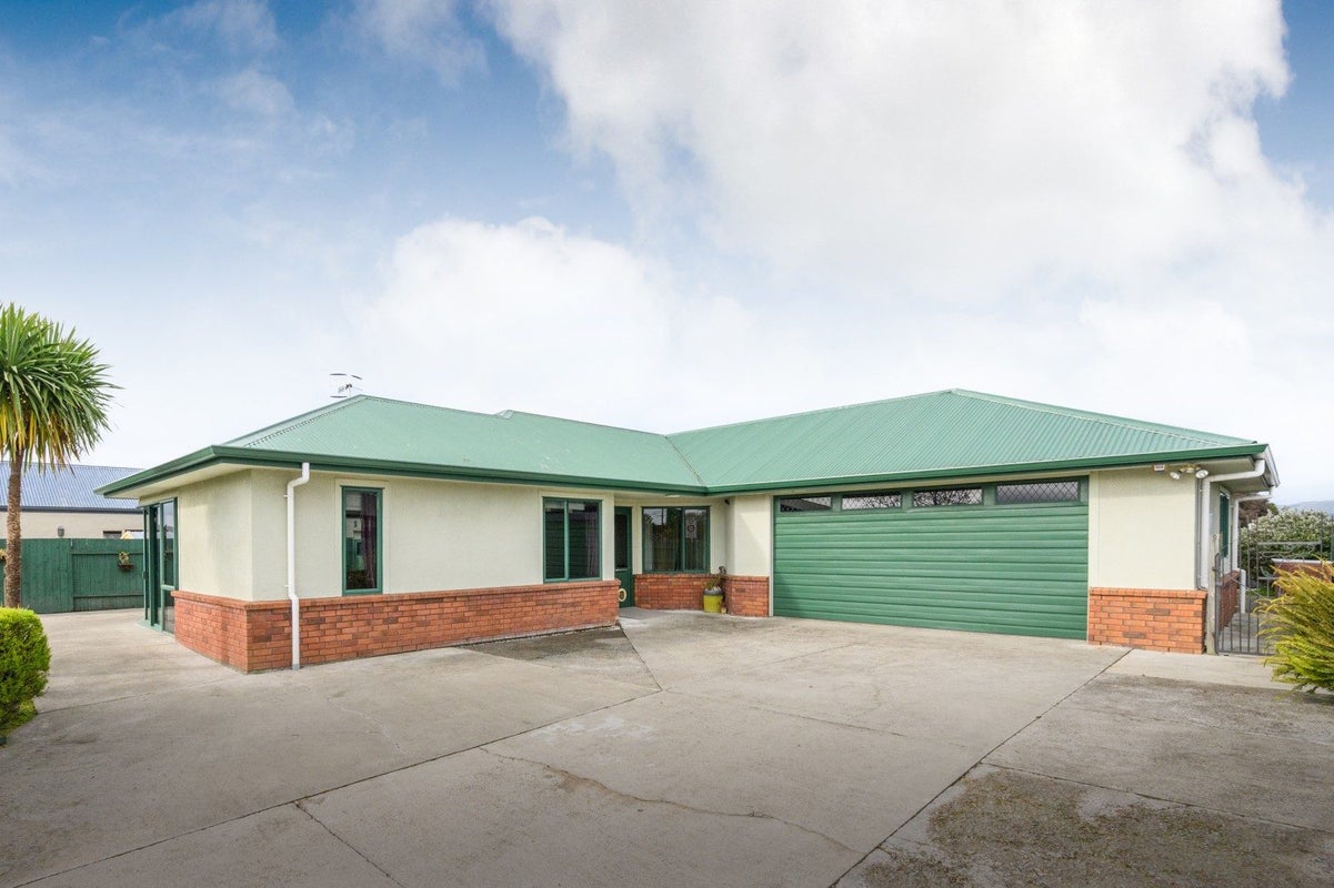 8 Fernlea Avenue, Kelvin Grove, Palmerston North - Carousel 16
