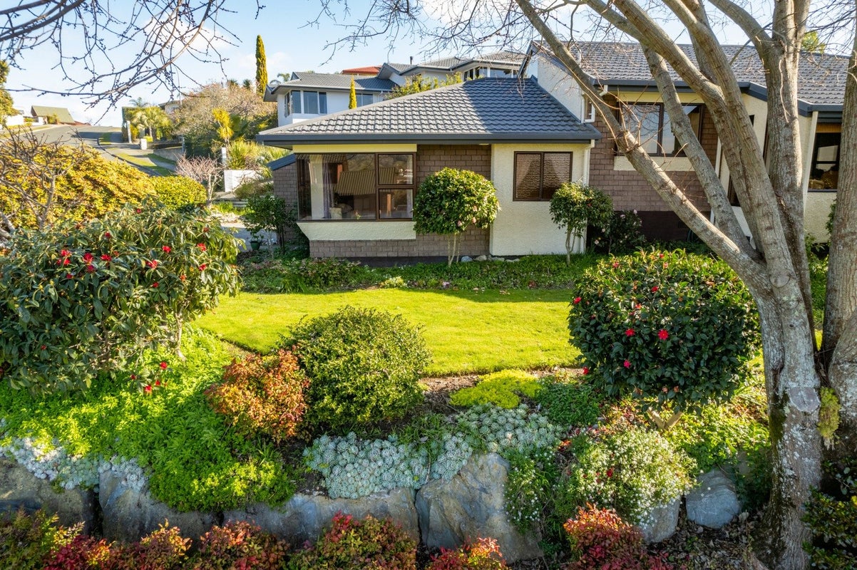2 D'Urville Place, Kelvin Grove, Palmerston North - Carousel 2