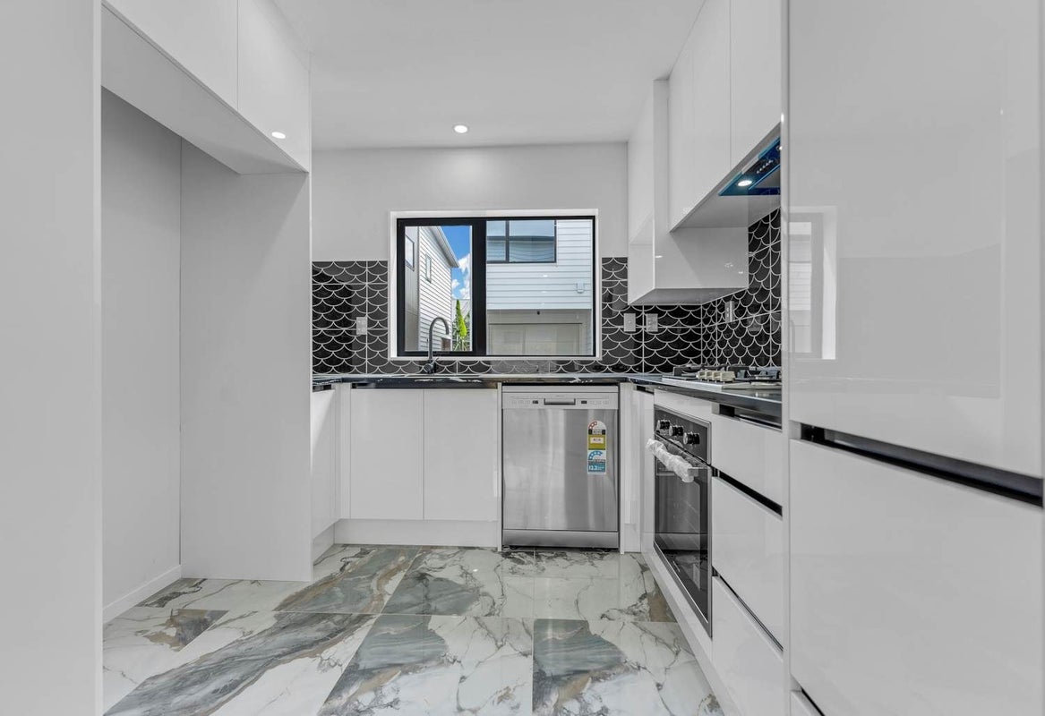 8 Malwa Lane, Manurewa, Manukau City, Auckland - Carousel 2