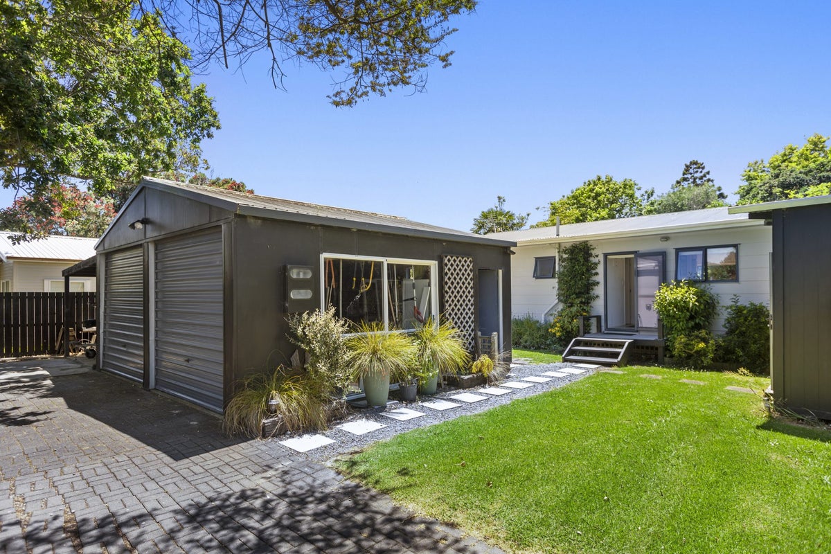 13 Miami Avenue, Surfdale, Waiheke Island - Carousel 2