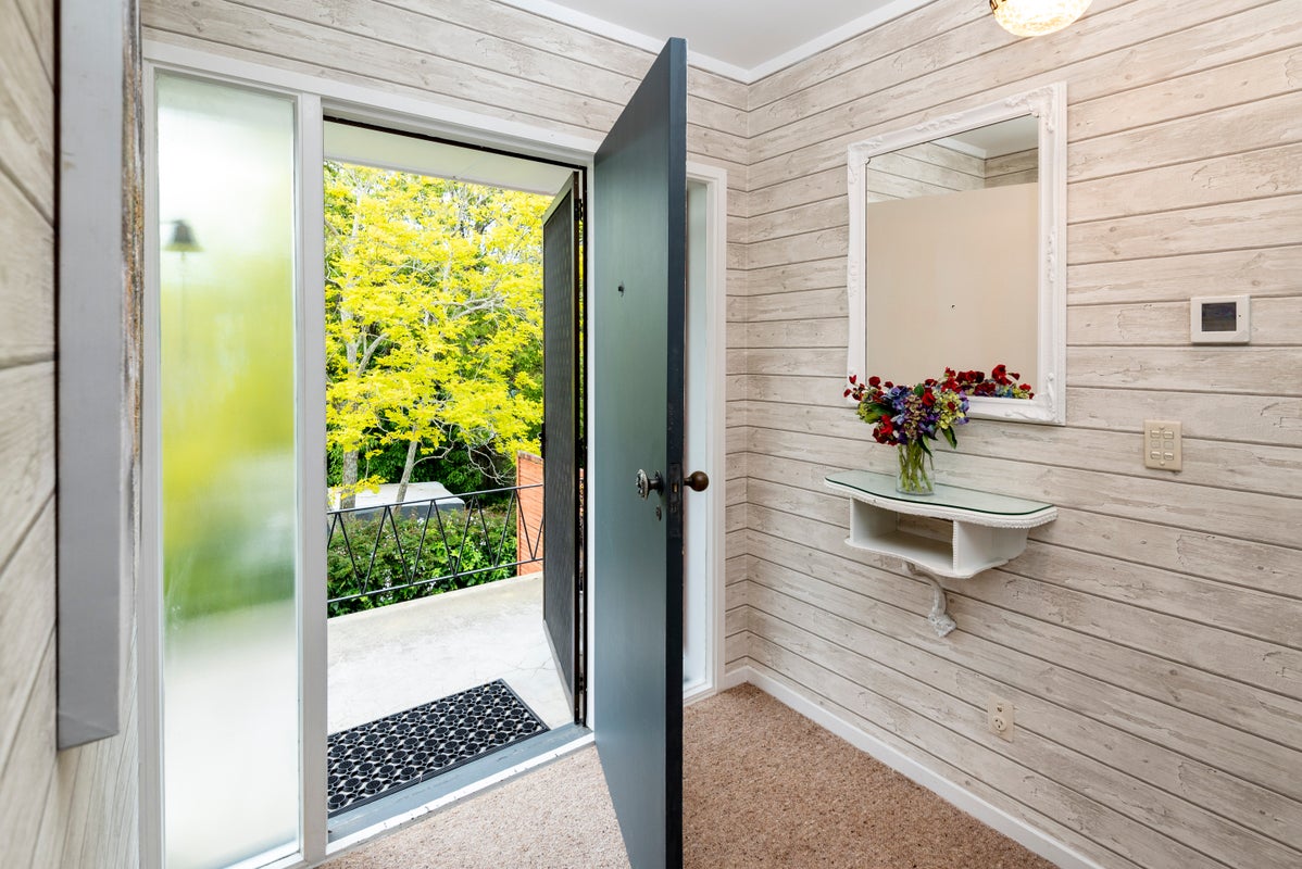 1/16 Castleton Drive, Mellons Bay, Auckland - Carousel 2
