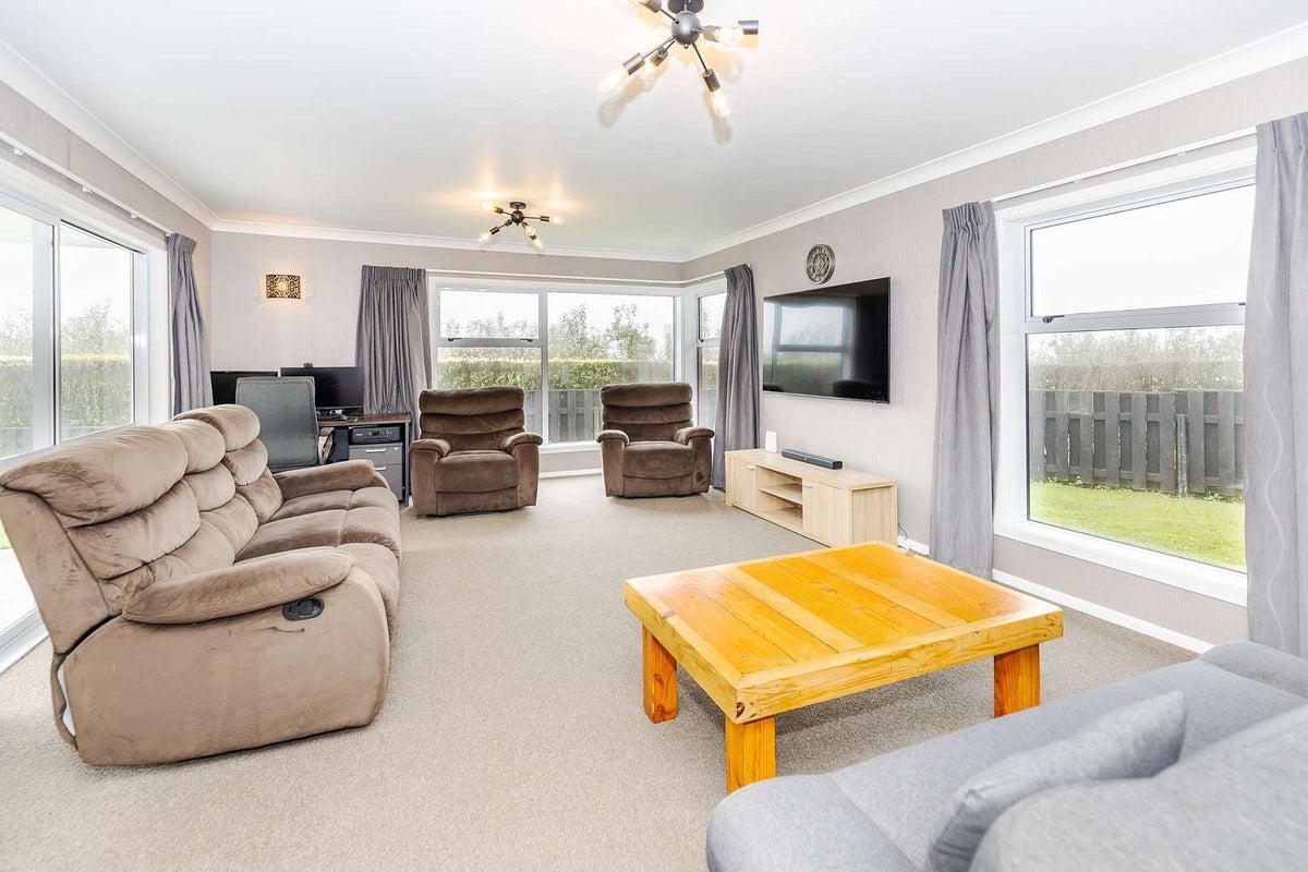 12 Raynes Road, Rukuhia, Hamilton - Carousel 2