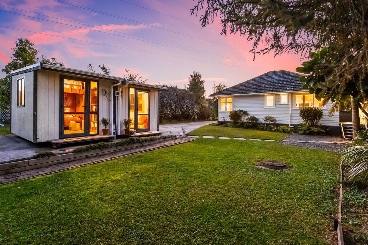 9 Devon Street, Te Atatu South, Auckland - Carousel 2