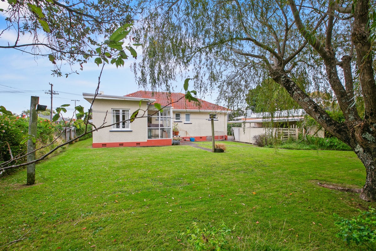 155 Seaview Road, Westown, New Plymouth - Carousel 2