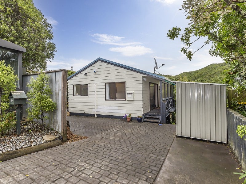 16 Hazlewood Avenue, Karori, Wellington - Carousel 1