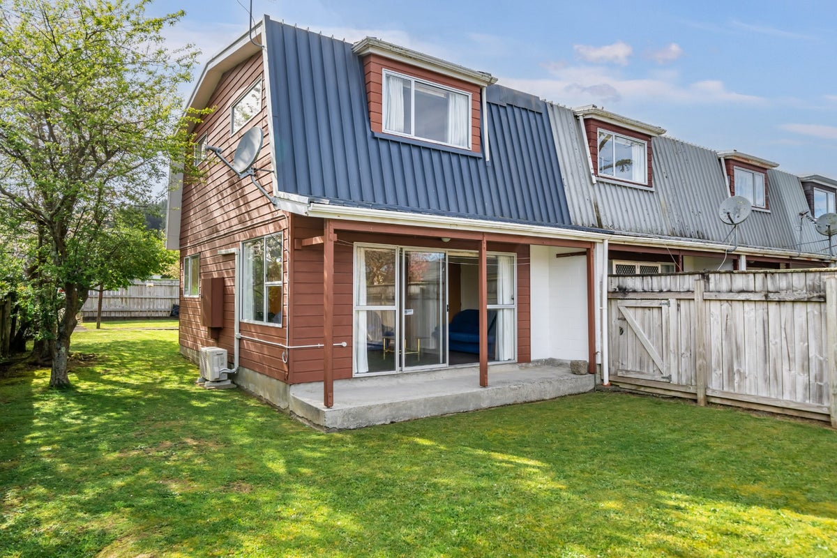 8H MONTGOMERY CRES, MAORIBANK, UPPER HUTT - Carousel 1