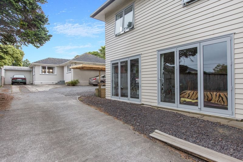 9 Toru Street, Te Atatu Peninsula, Auckland - Carousel 2