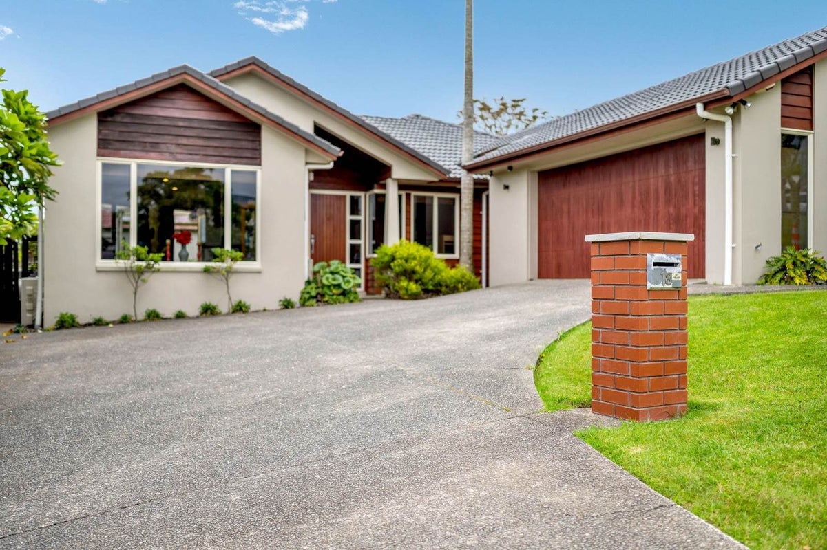 18 Dunvegan Rise, East Tamaki Heights, Manukau City, Auckland - Carousel 1