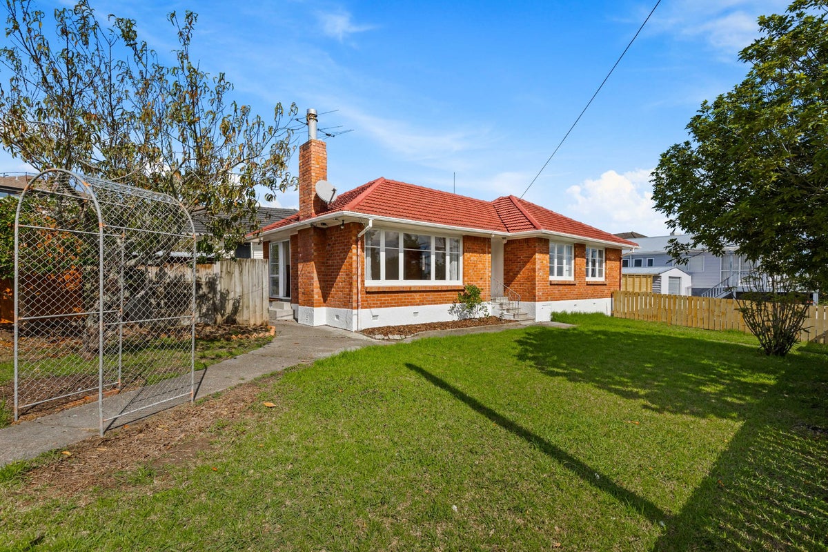 40 Vodanovich Road, Te Atatu South, Auckland - Carousel 1