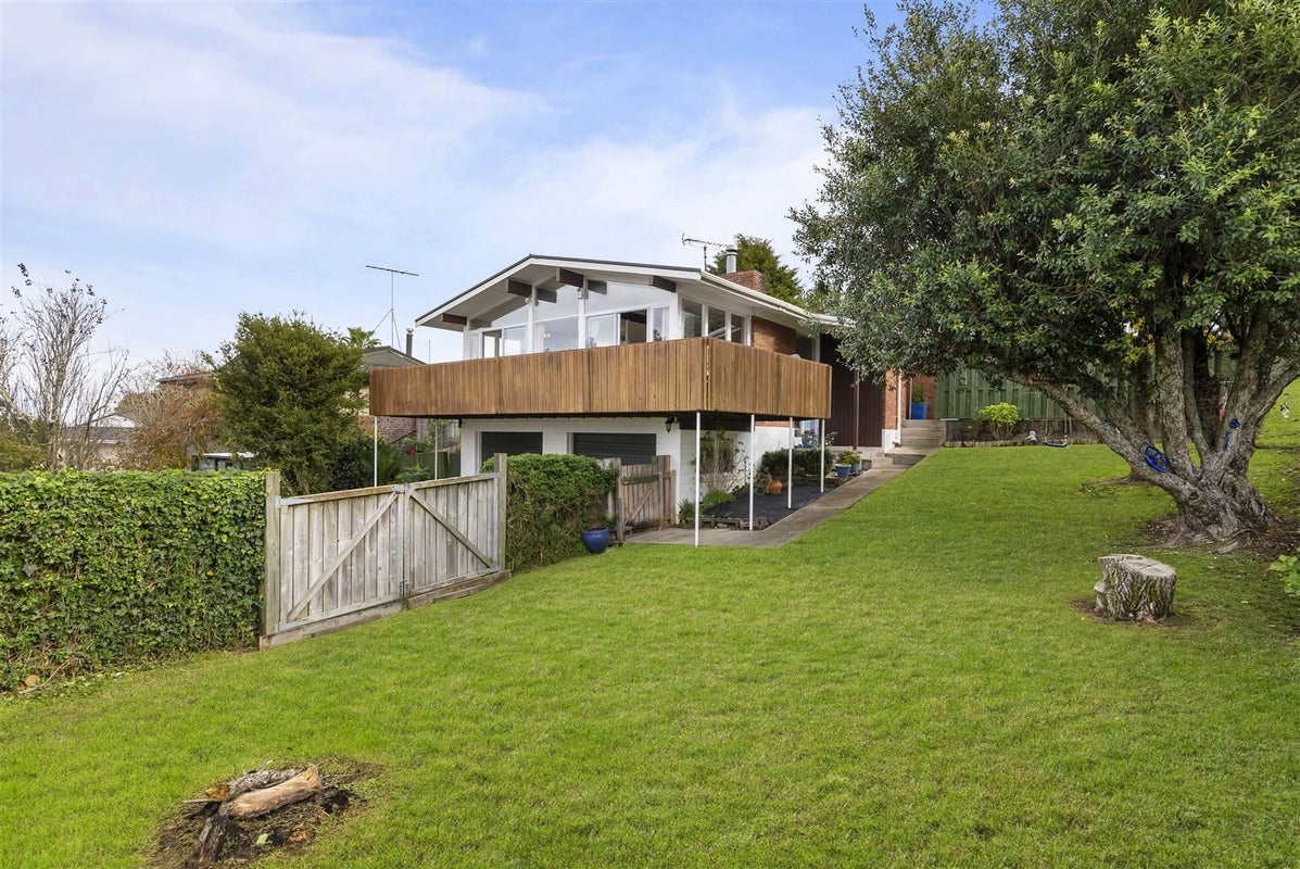 25 Chatsworth Crescent, Pakuranga Heights, Auckland - Carousel 1