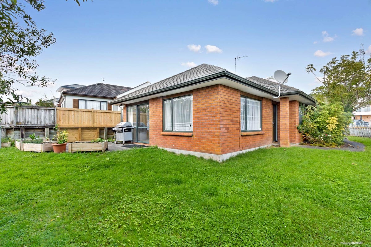 5 Earnslaw Crescent, Clover Park, Auckland - Carousel 1