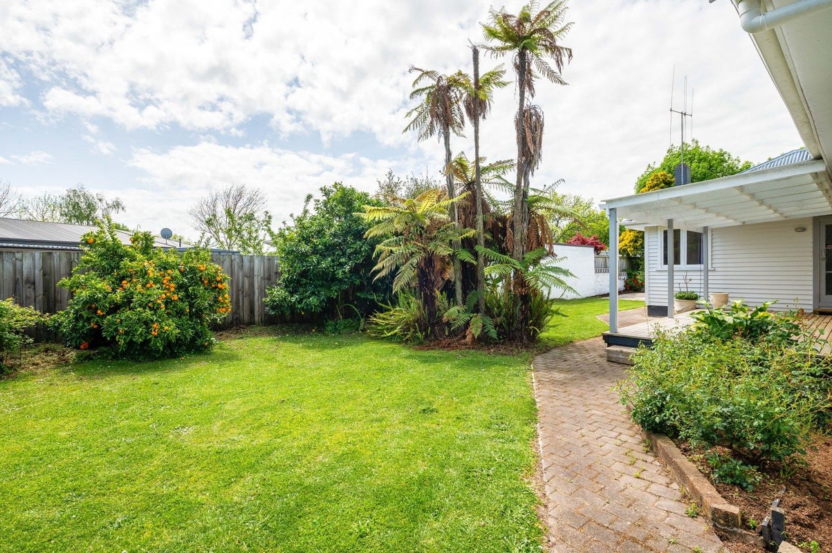 4 Sutton Crescent, Hillcrest, Hamilton - Carousel 2