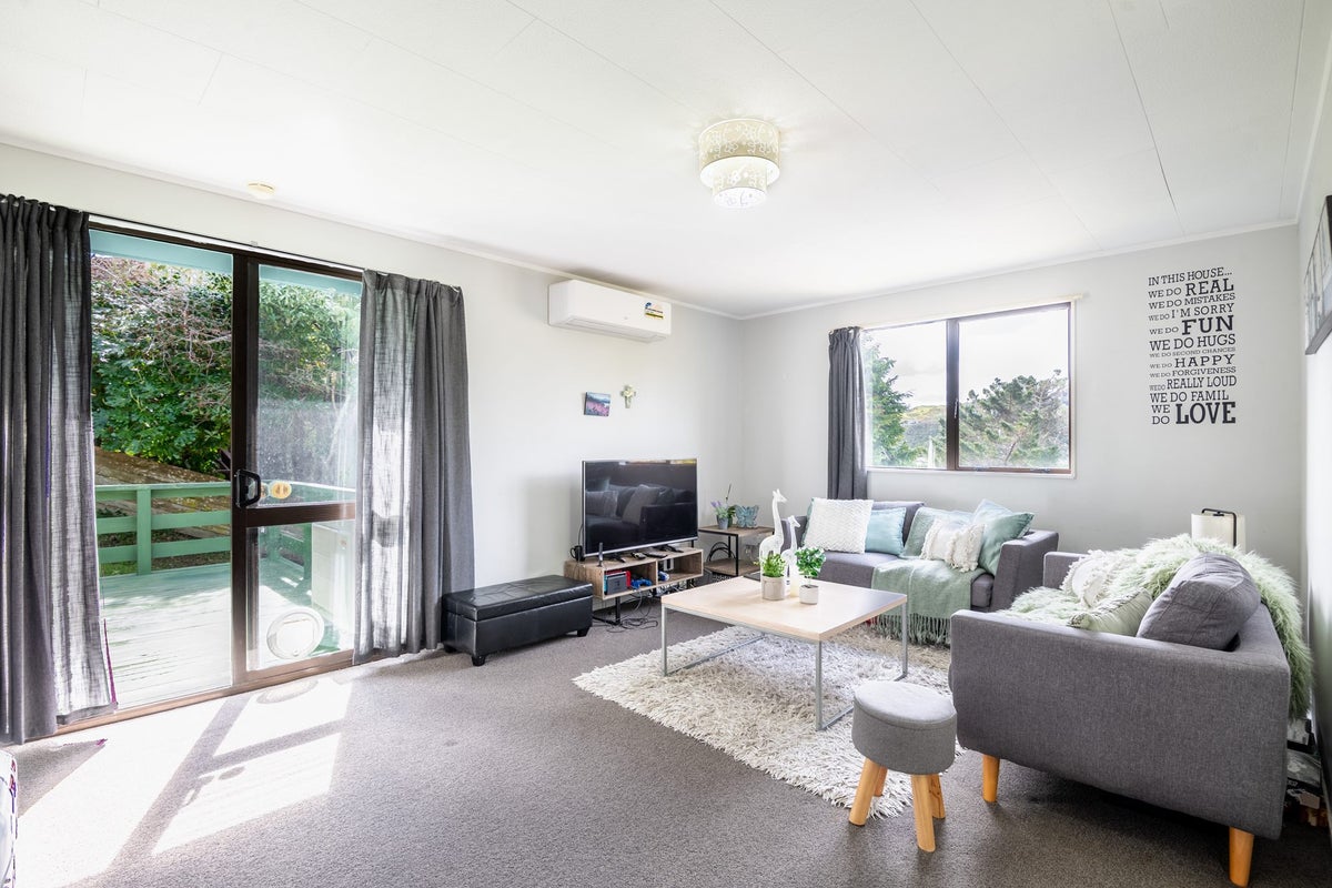 7 Bushland Grove, Paparangi, Wellington - Carousel 1