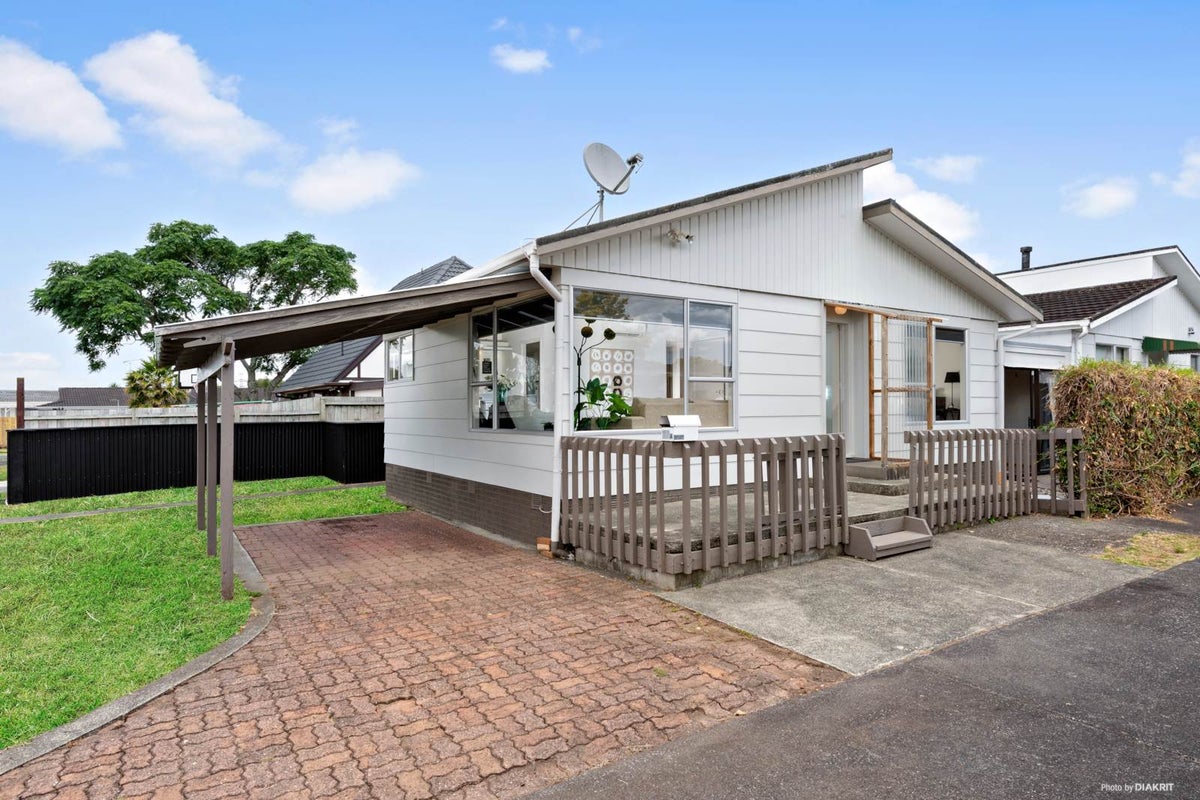 1/32 Waimana Road, Conifer Grove, Takanini - Carousel 1
