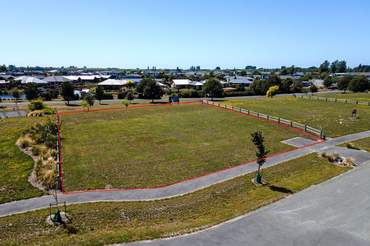 16 Village Green Drive, Huntingdon, Ashburton - Carousel 2