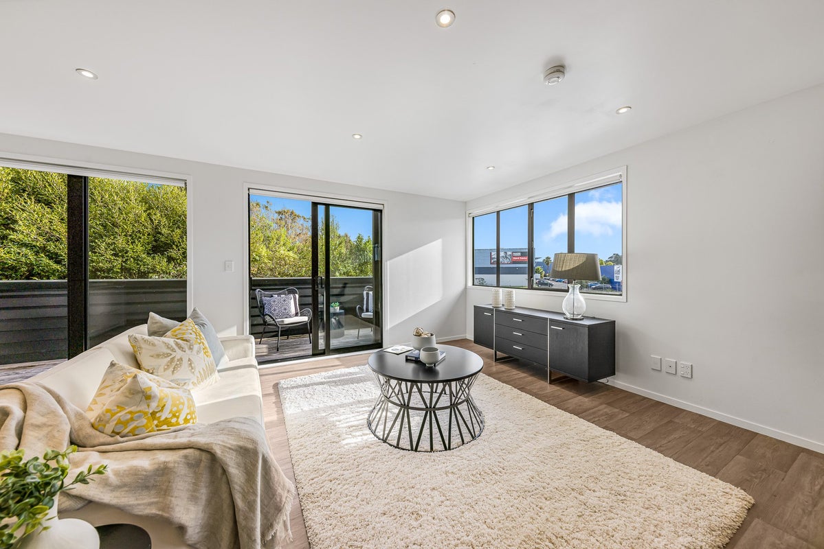 4/108 Unsworth Drive, Unsworth Heights, Auckland - Carousel 1