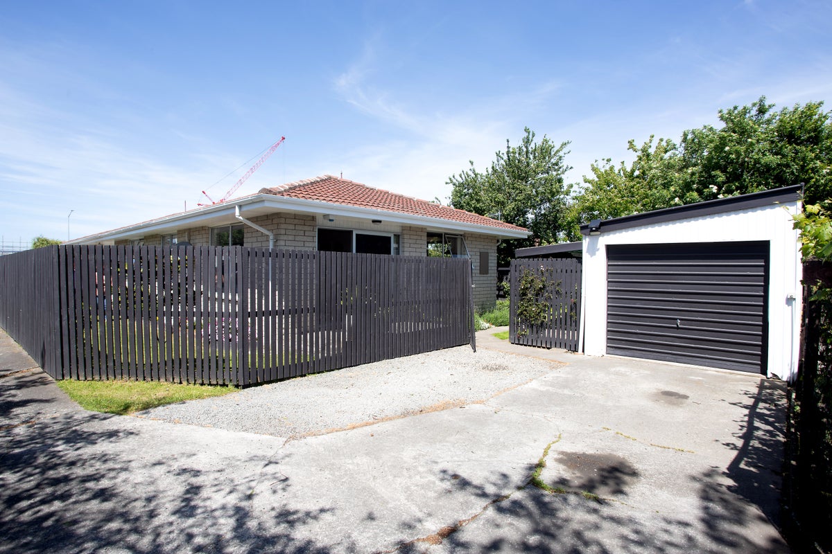 1/4 Glenys Place, Broomfield, Christchurch - Carousel 1