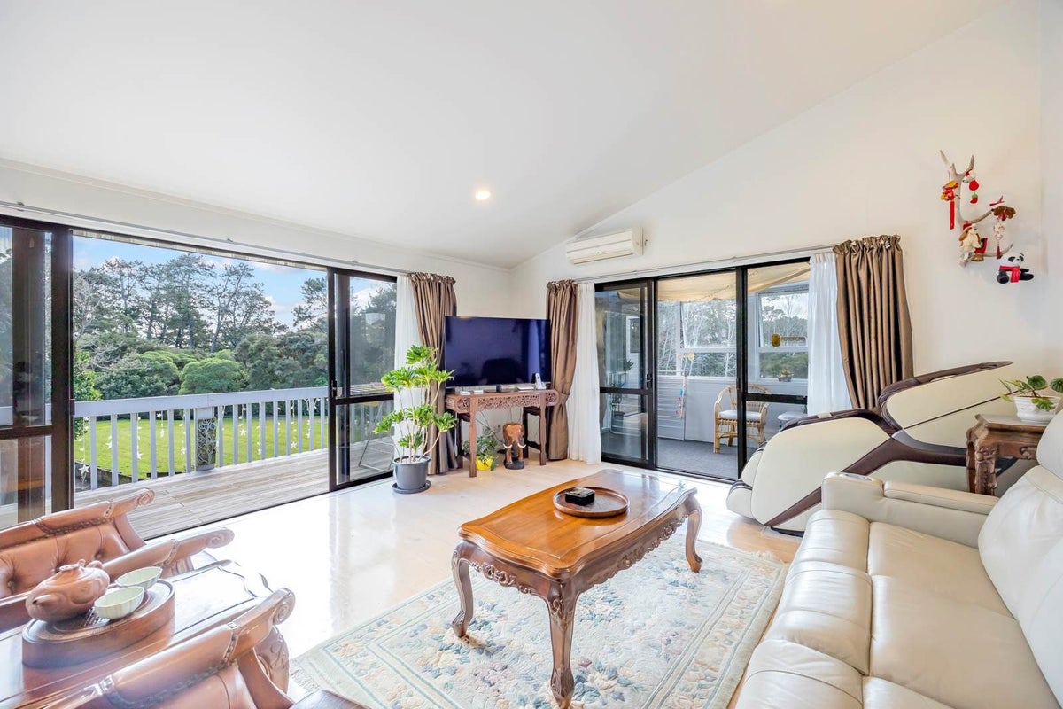 1/57 Unsworth Drive, Unsworth Heights, North Shore City, Auckland - Carousel 2