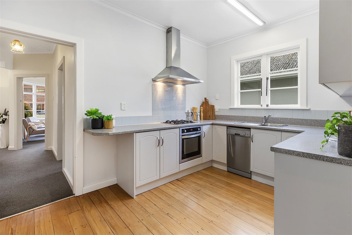 8 Cambridge Street, Tawa, Wellington - Carousel 2
