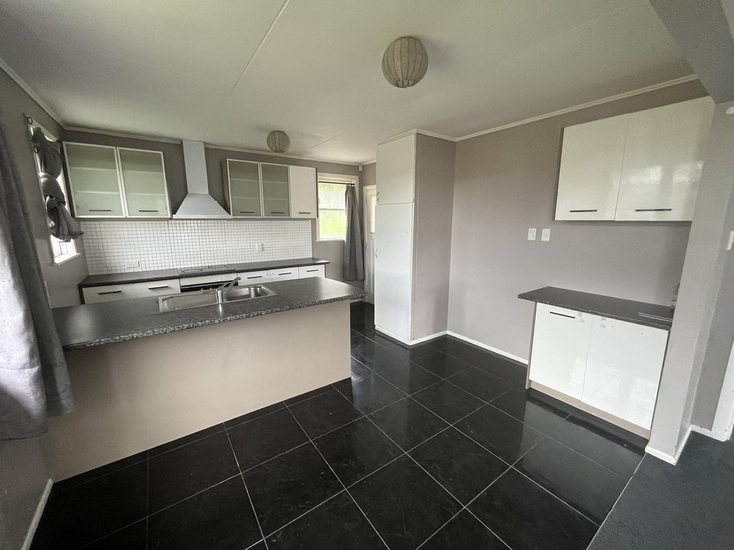 21 Worcester Place, Cannons Creek, Porirua - Carousel 2