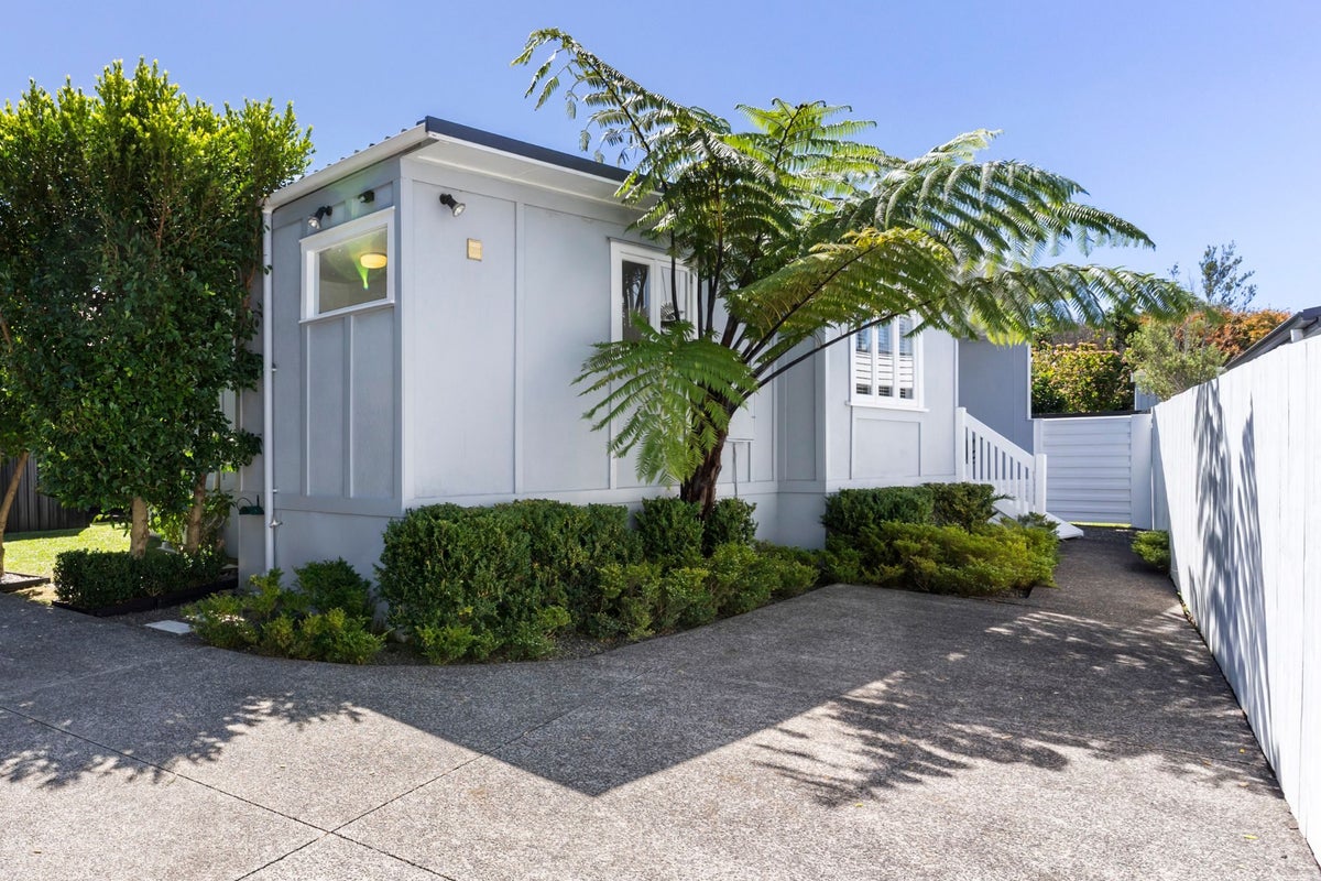 4A Tiroroa Avenue, Te Atatu South, Auckland - Carousel 1