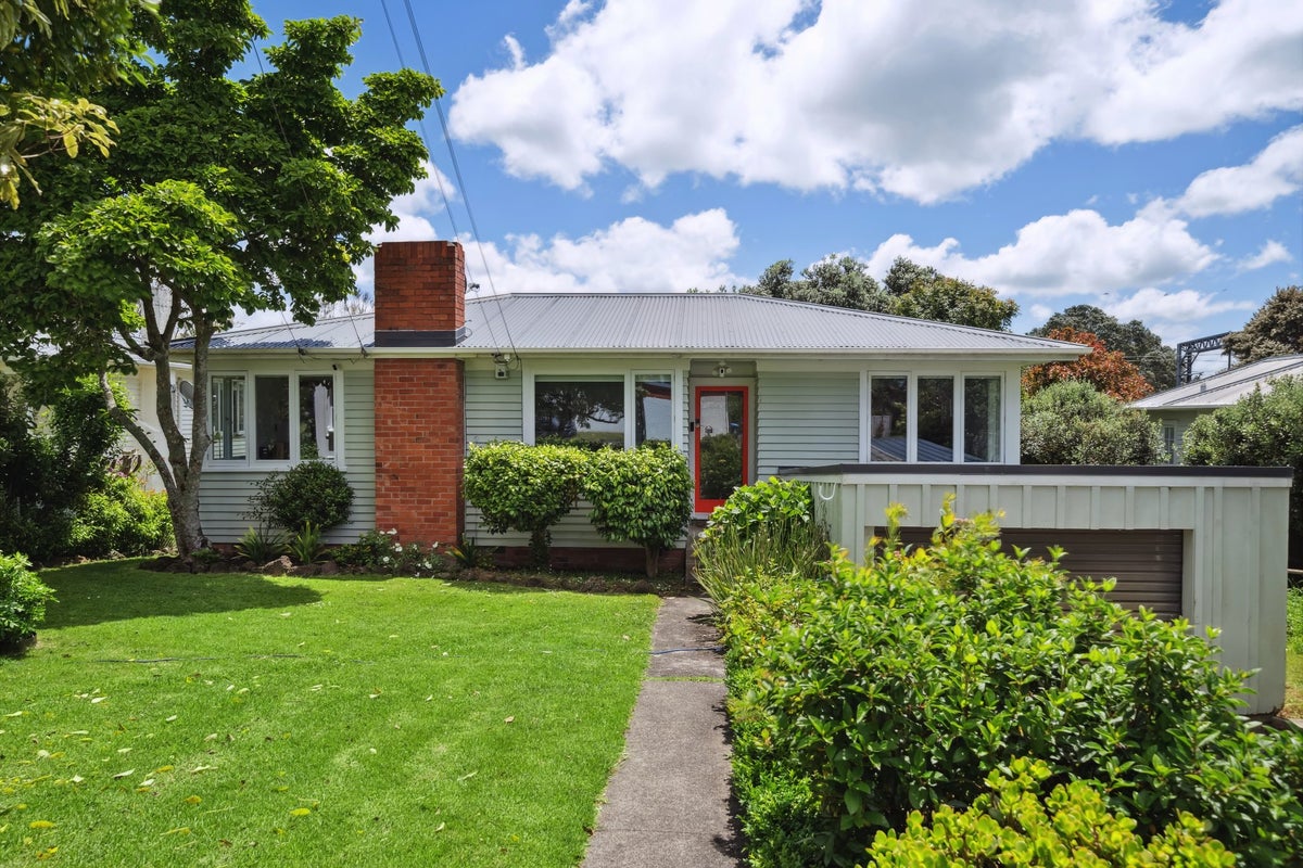 1 Caughey Place, Mount Albert, Auckland - Carousel 1