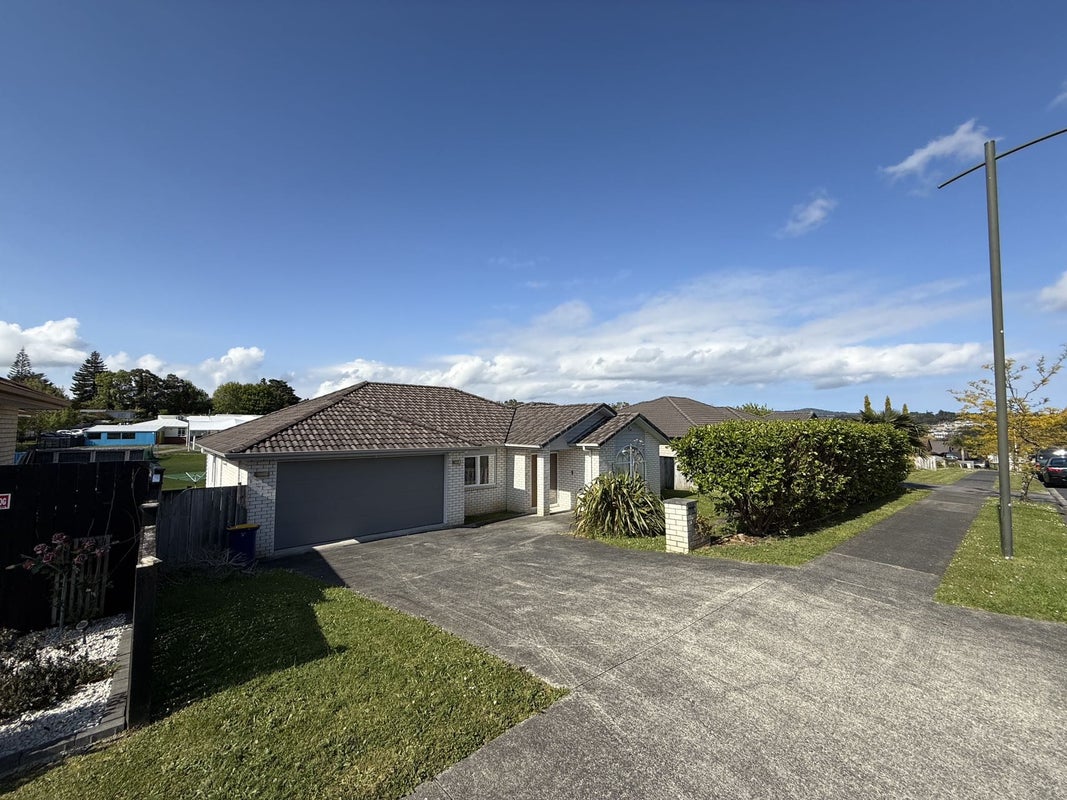 10 Jezero Drive, Massey, Auckland - Carousel 1
