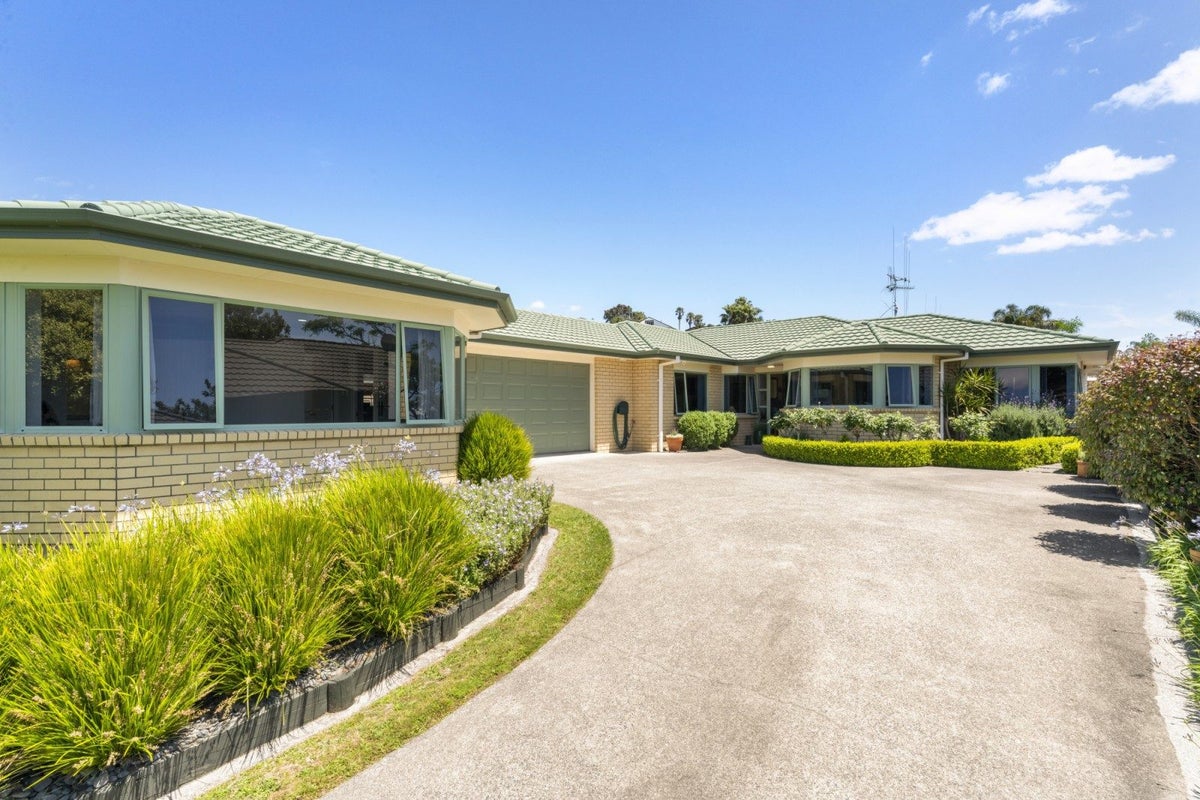 4 Berkeley Grove, Bethlehem, Tauranga - Carousel 1