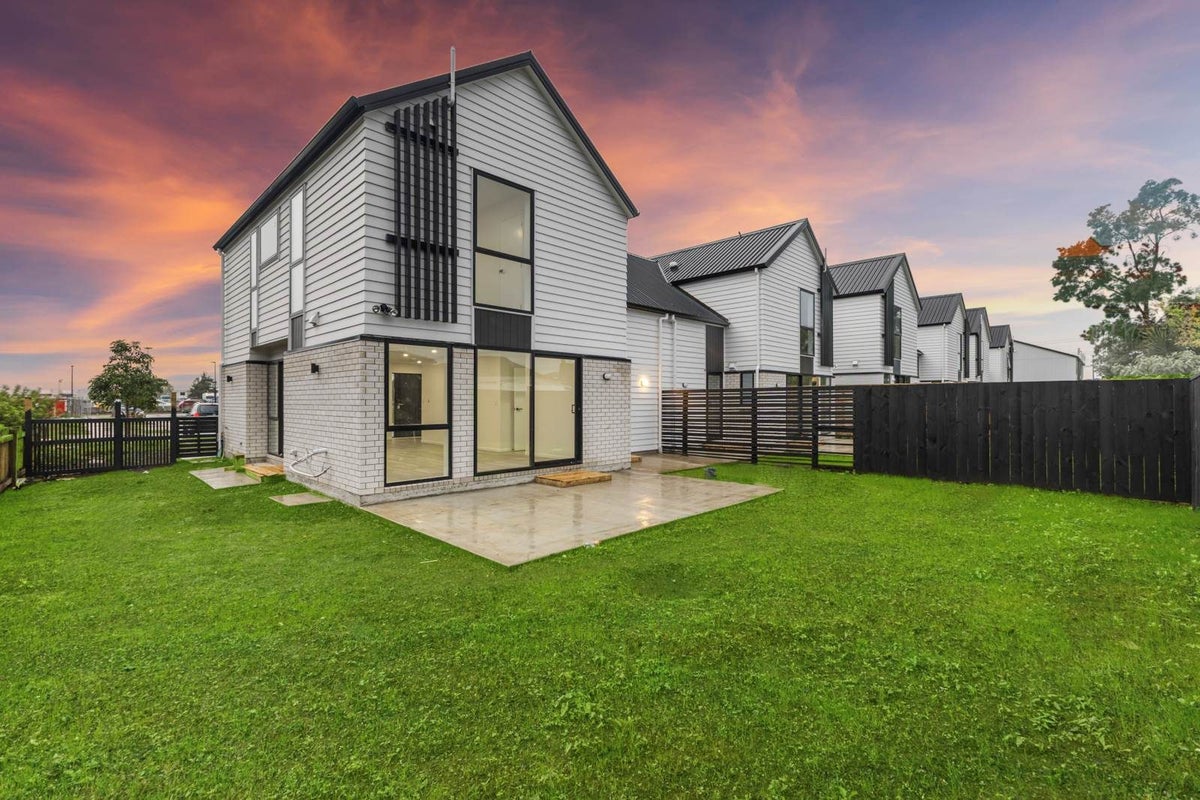 37 Paapaakiri Loop, Takanini, Auckland - Carousel 1
