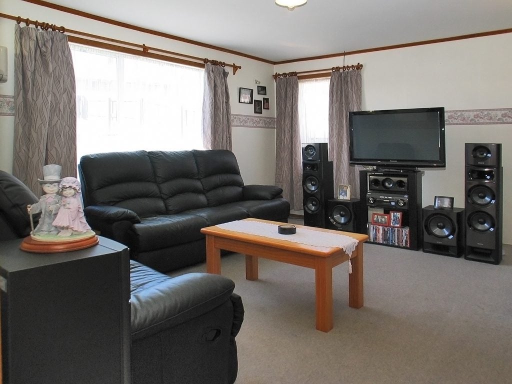 10 Roberts Street, Tawa, Wellington - Carousel 2